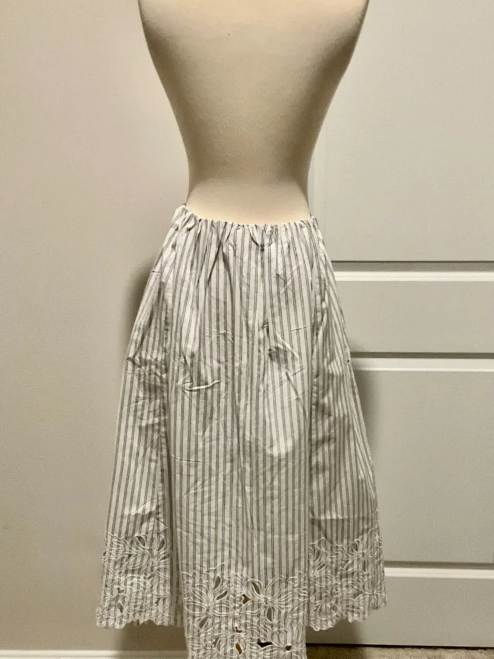 j.crew embroidered pull-on midi skirt in striped cotton poplin. size: l.